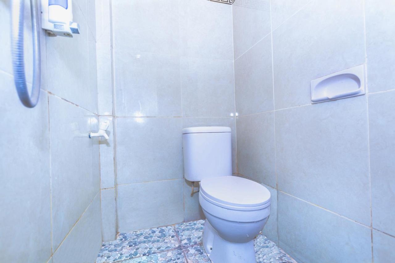 מטאראם Oyo 1427 Azzahra Guest House Syariah מראה חיצוני תמונה
