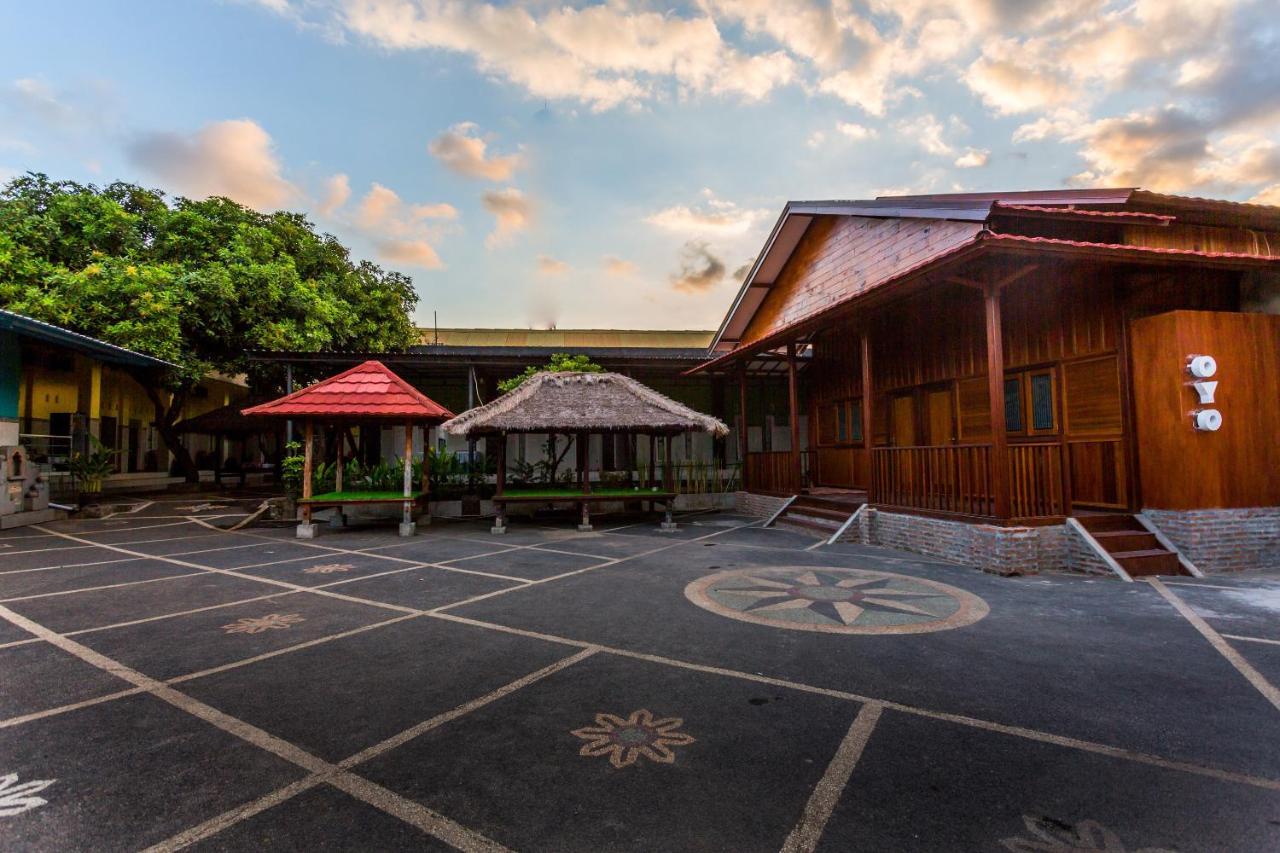 מטאראם Oyo 1427 Azzahra Guest House Syariah מראה חיצוני תמונה