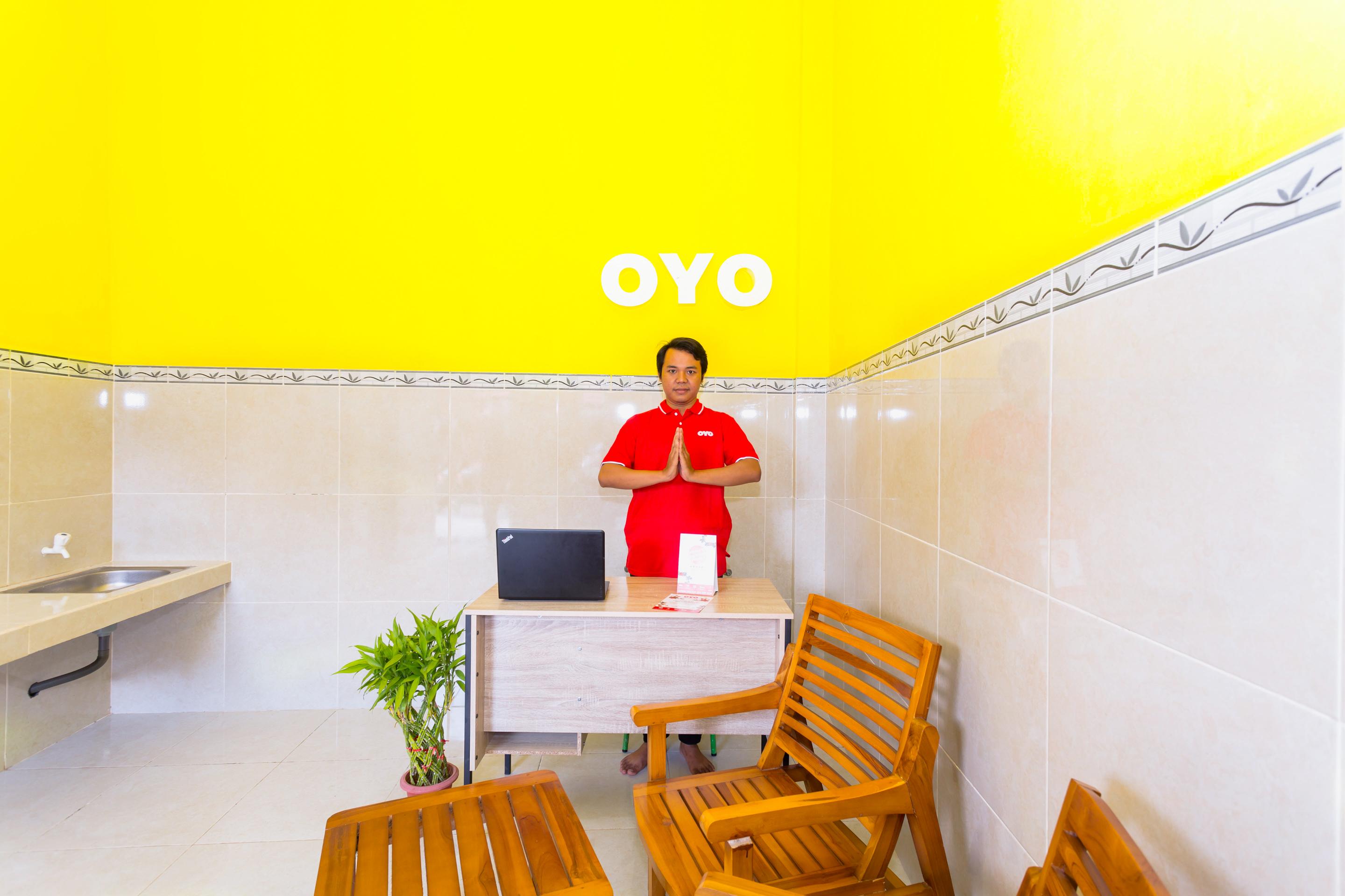 מטאראם Oyo 1427 Azzahra Guest House Syariah מראה חיצוני תמונה